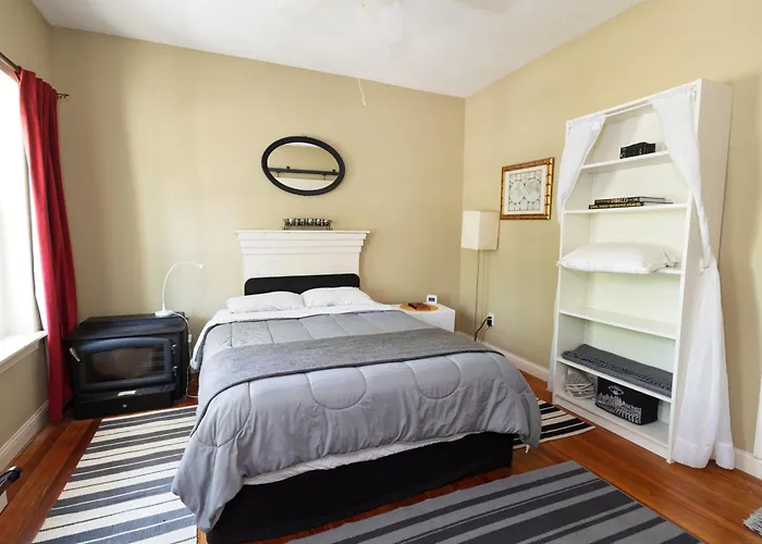 Small Suite Steps From Oberlin