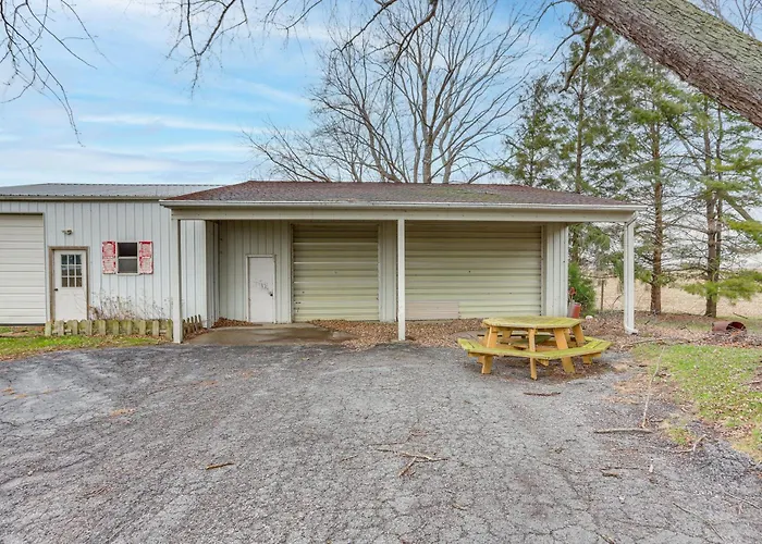 Central & Private Milan Home ~ 10 Mi To Sandusky!